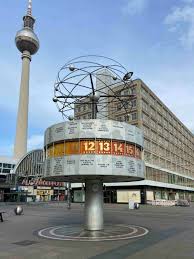 Transsexuelle Berlin-Tour mit Trans Loulou Lamour vor dem Brandenburger Tor – Deine diskrete TS-Ladyboy-Verwandlung.